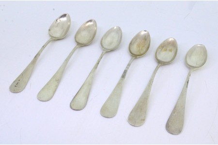 Conjunto de seis colheres de chá em prata lisa.